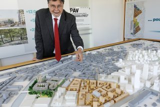 L'ancien conseiller d'Etat Robert Cramer, actuel président de la Fondation du PAV, montre la maquette du quartier Acacias 1.